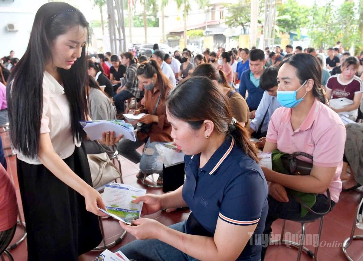Người lao động được tư vấn, giới thiệu việc làm mới tại Trung tâm Dịch vụ việc làm tỉnh Tuyên Quang.