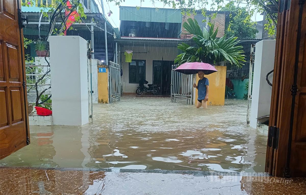 Nhiều khu vực phường Minh Xuân đã ngập sâu trong nước.