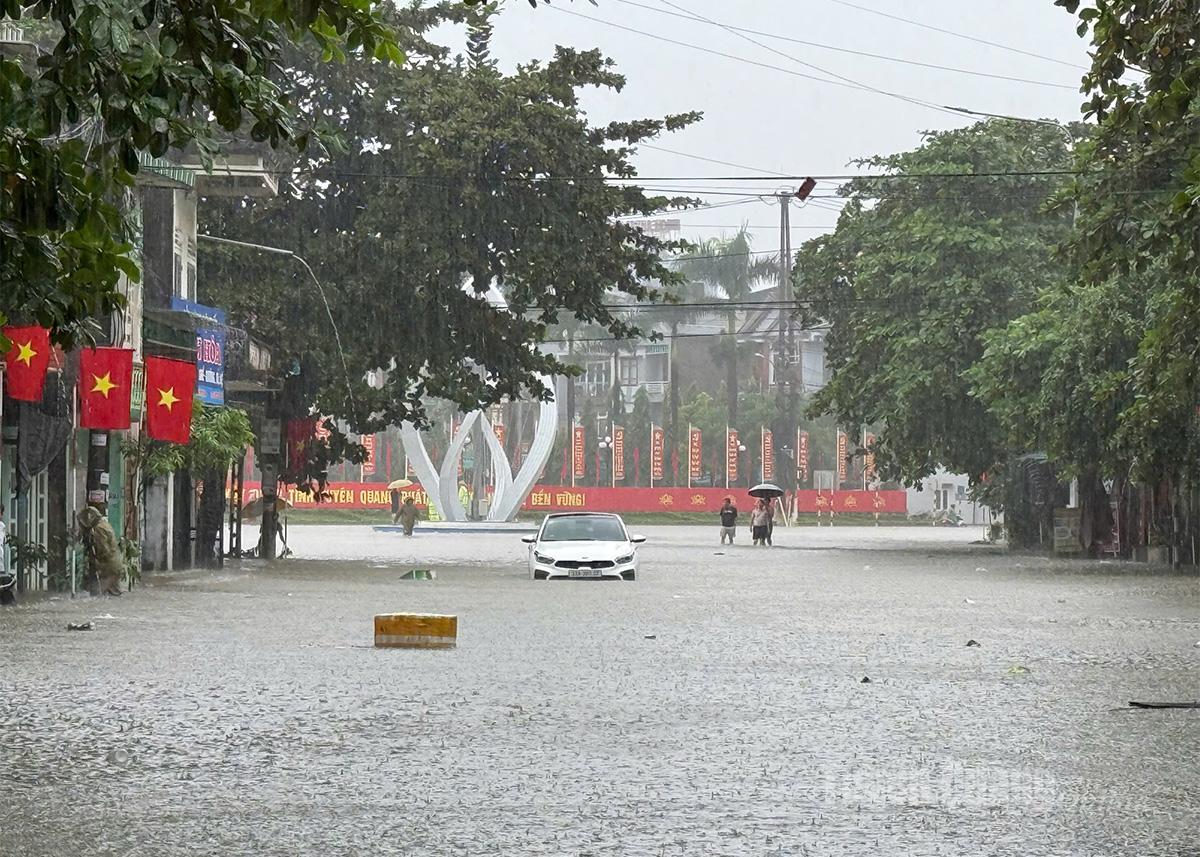 Mưa rất lớn ngập úng ở nhiều khu vực.