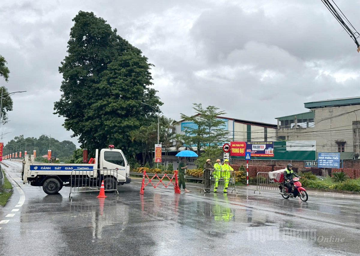 Lực lượng Công an đã chốt chặn phân luồng giao thông, nghiêm cấm người đi vào khu vực nguy hiểm.