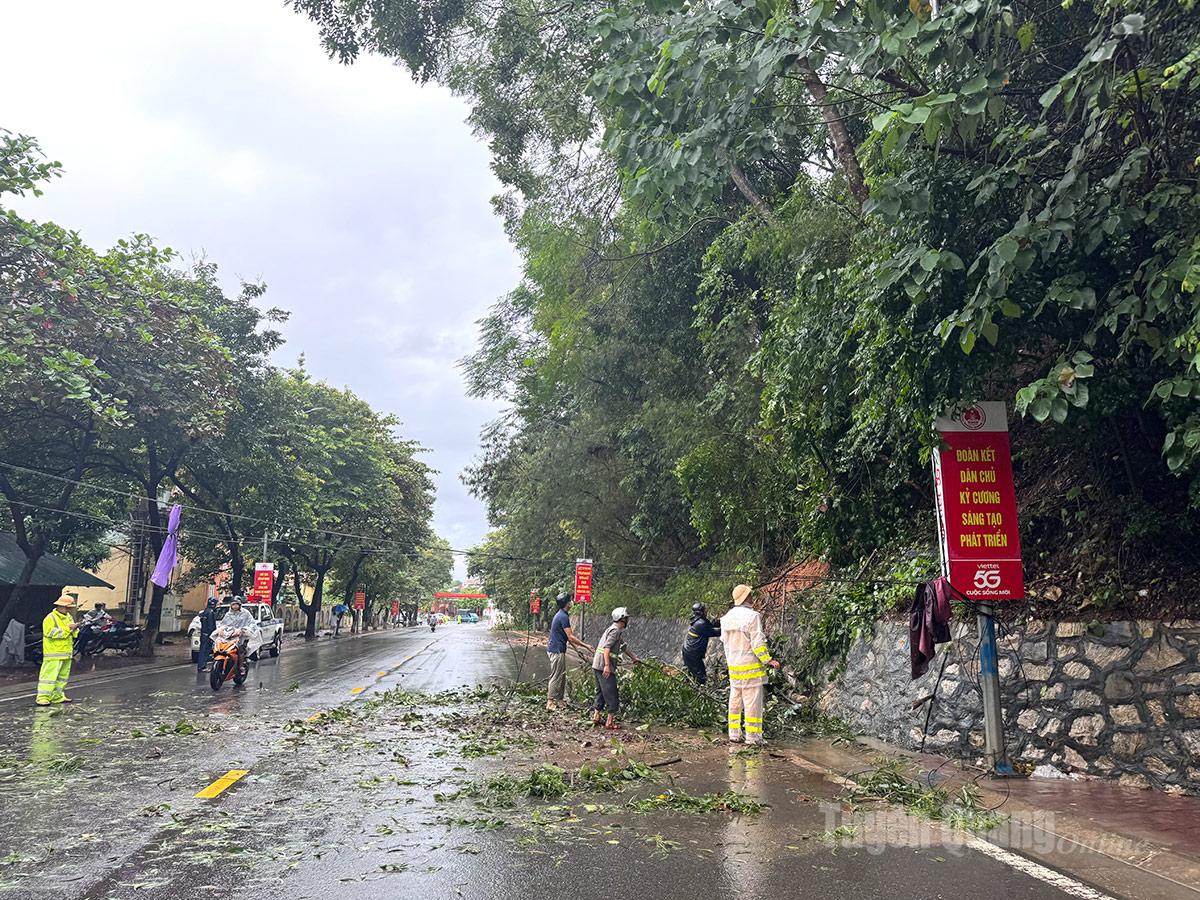 Lực lượng chức năng phong tỏa khu vực đầu cầu Nông Tiến và xử lý điểm sạt lở.