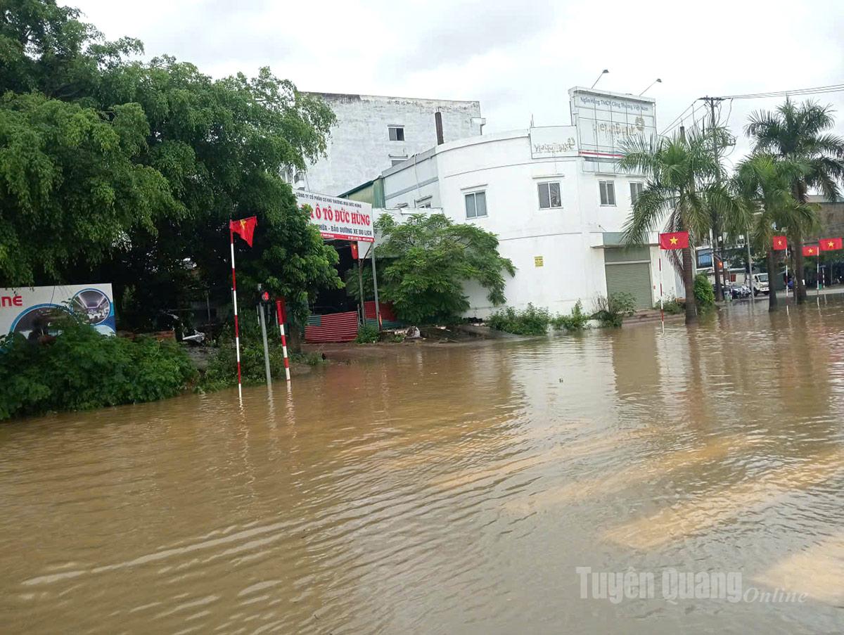 Ngập úng cục bộ tại khu vực gần cổng trường THPT Nguyễn Văn Huyên, Tổ dân phố 9, phường An Tường.