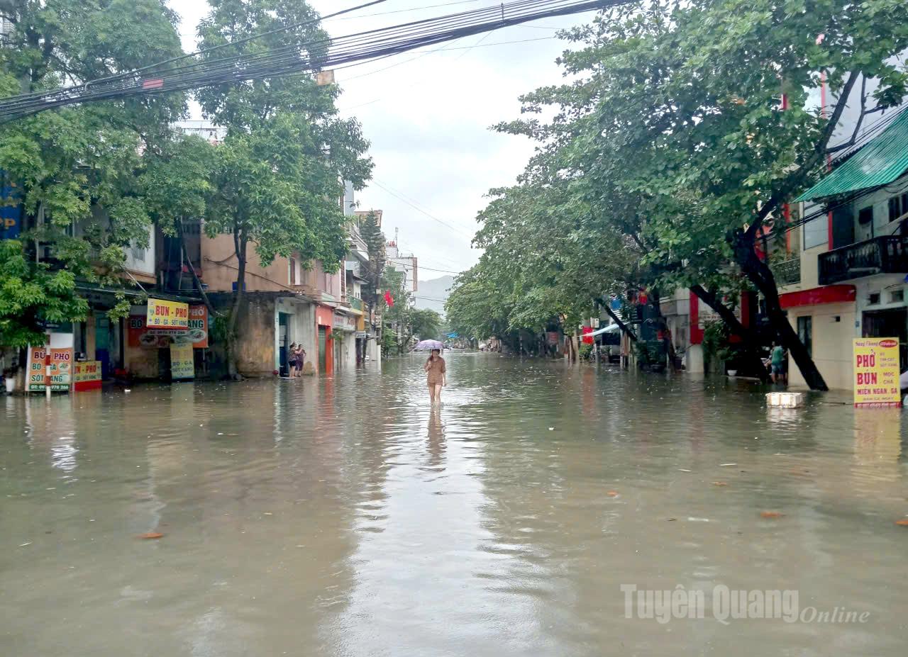 Khu vực đầu đường Nguyễn Trãi, tổ 15 Tân Quang, phường Minh Xuân ngập úng, nước tràn vào nhà dân.
