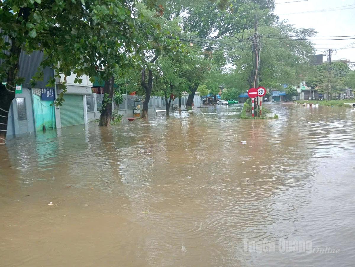 Khu vực cầu Chả, cổng Chi cục Thuế tỉnh nước ngập sâu.