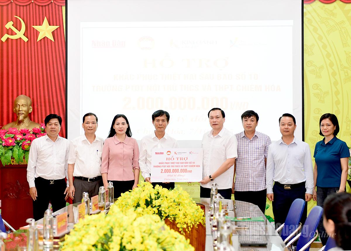 Đại diện Quỹ Khởi sự từ tâm (Tập đoàn Kim Oanh) trao kinh phí hỗ trợ trường PTDT nội trú THCS và THPT Chiêm Hóa khắc phục hậu quả do bão số 10 gây ra.