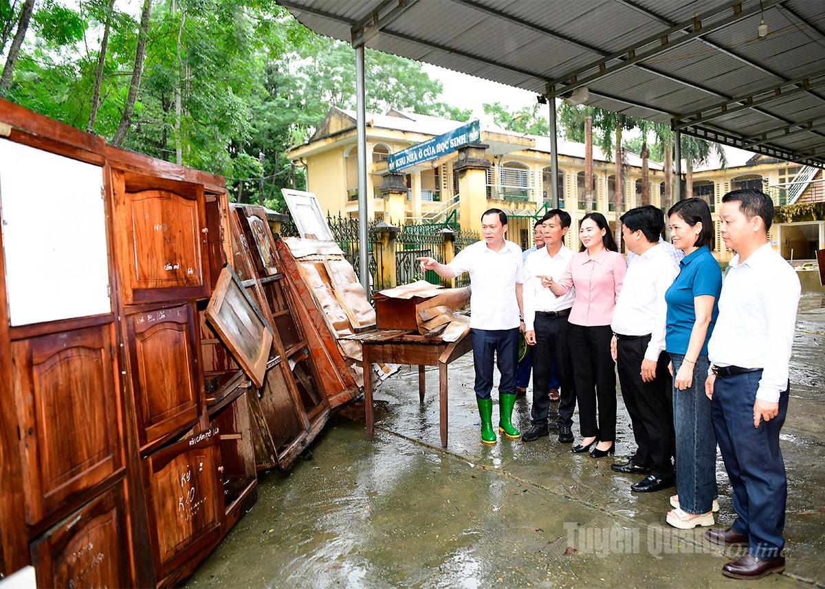 Đoàn công tác đi khảo sát cơ sở vật chất, hạ tầng trường PTDT nội trú THCS và THPT Chiêm Hóa bị ảnh hưởng do bão số 10.