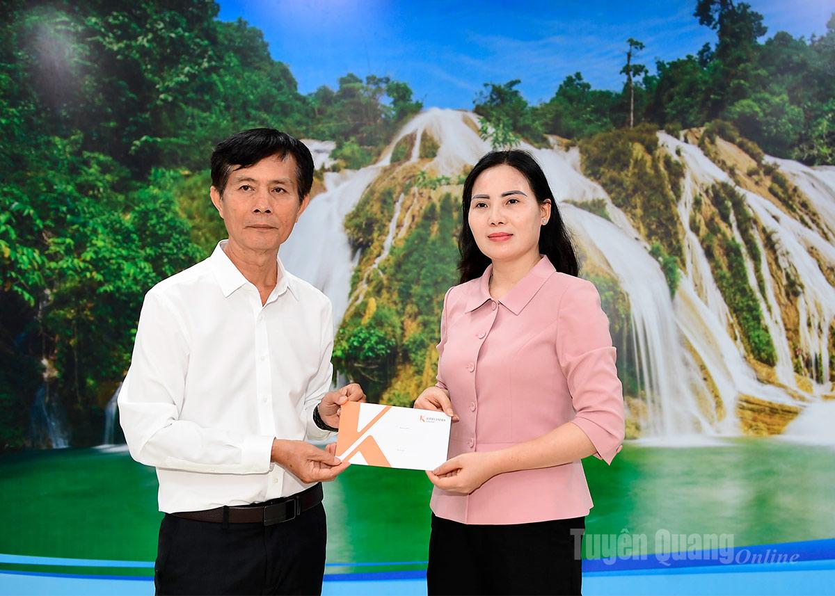Đại diện Quỹ Khởi sự từ tâm (Tập đoàn Kim Oanh) trao hỗ trợ đến thân nhân gia đình có người bị chết và mất tích do bão số 10 gây ra thông qua UBMTTQ Việt Nam tỉnh Tuyên Quang.