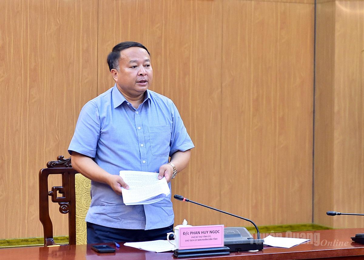 Chủ tịch UBND tỉnh Phan Huy Ngọc phát biểu kết luận cuộc họp.