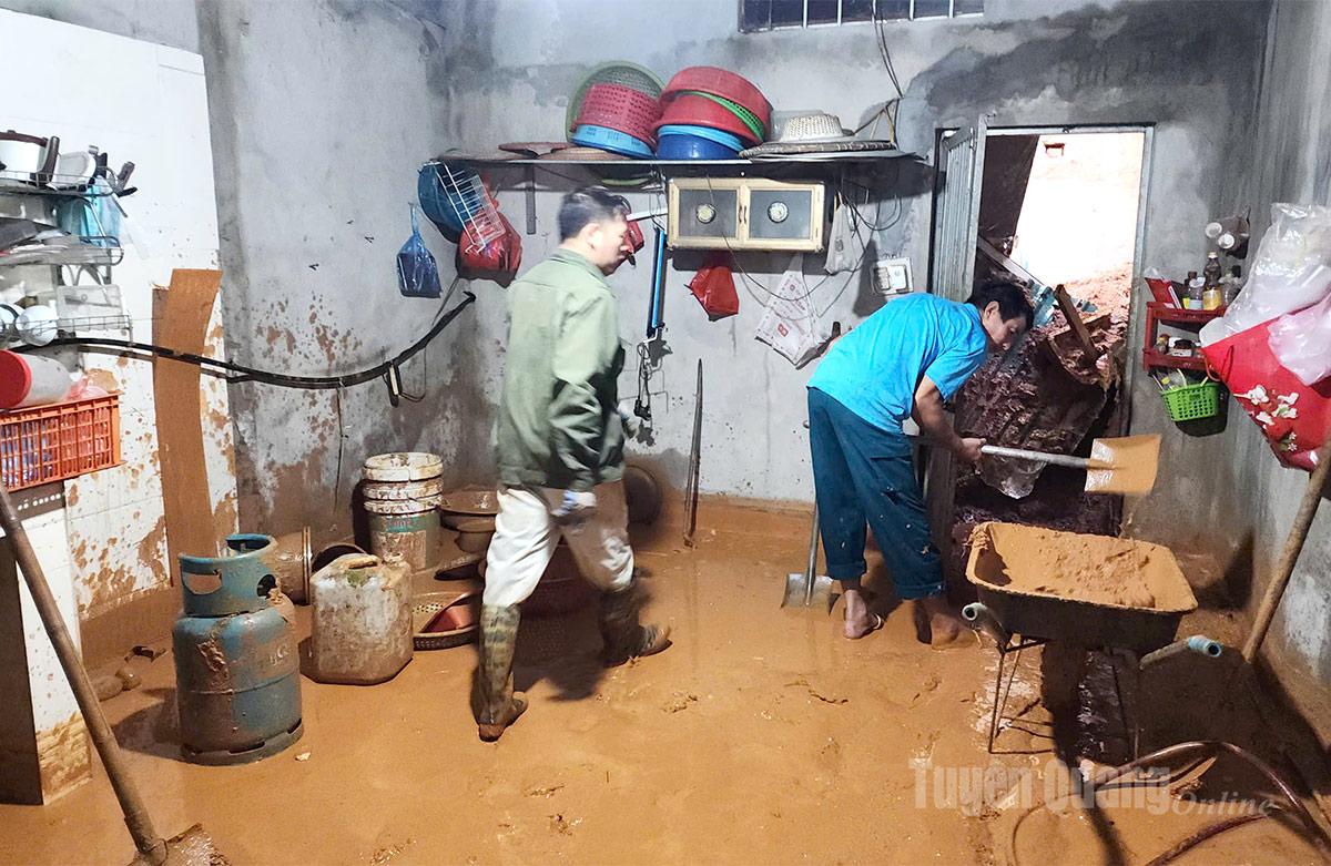 Bùn đất tràn vào nhà một hộ dân.