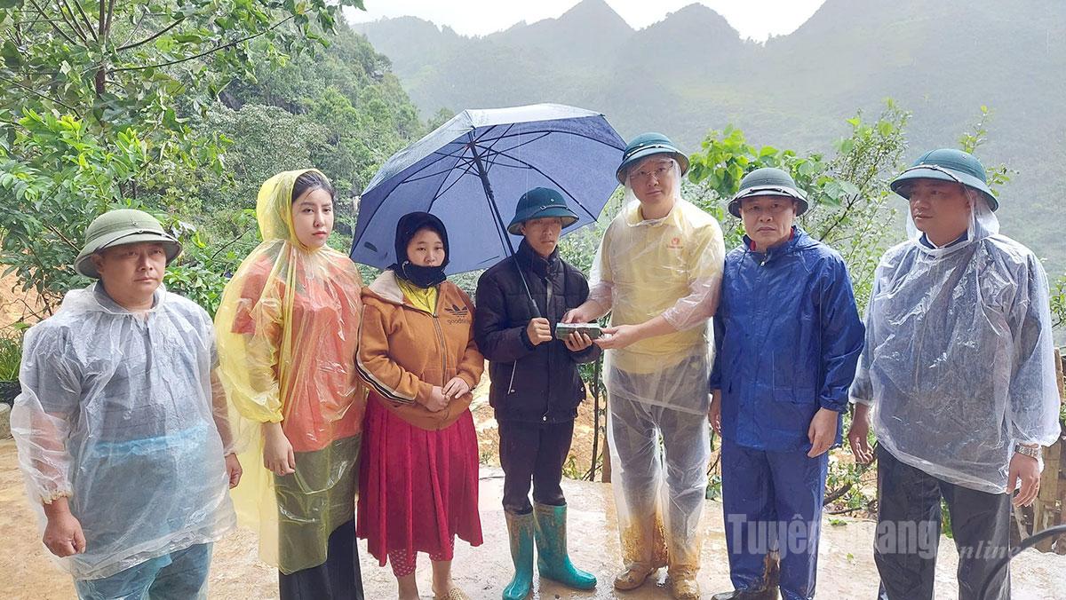 Hội Chữ thập đỏ tỉnh cùng nhà tài trợ Quỹ Thiện Tâm - Tập đoàn Vingroup trao số tiền 460 triệu đồng cho gia đình có 4 người thiệt mạng do sạt lở đất đá tại thôn Má Lầu A, xã Lũng Cú.