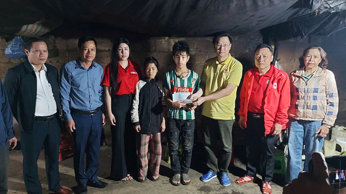 Đại diện gia đình nạn nhân Giàng Mí Say, thôn Tả Tủng Chứ, xã Đồng Văn nhận hỗ trợ.