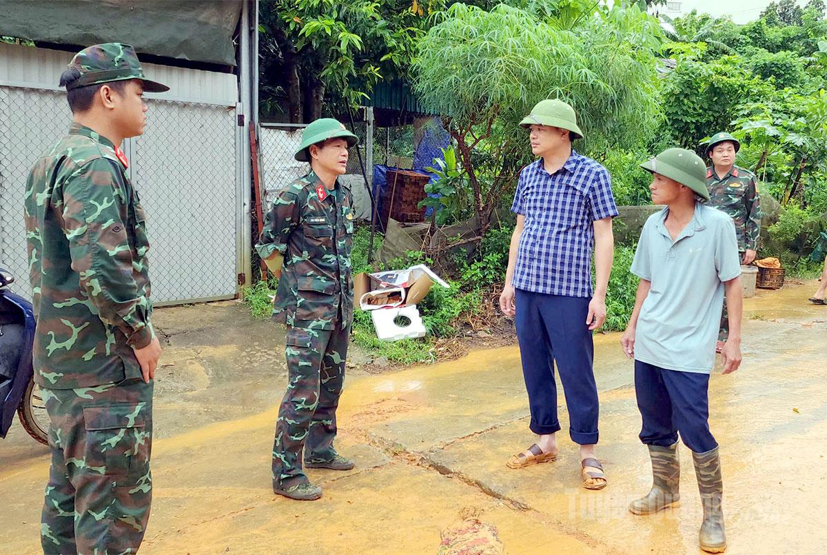 Lãnh đạo UBND phường An Tường trao đổi với lực lượng quân đội phương án hỗ trợ các hộ dân.