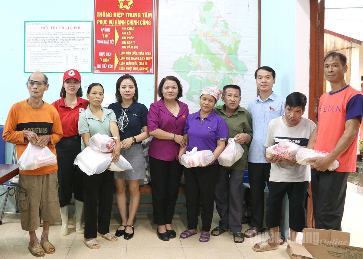 Hội Chữ thập đỏ tỉnh và Công ty TNHH MTV Dịch vụ thương mại Tiến Thuận trao quà cho các hộ dân xã Minh Ngọc.