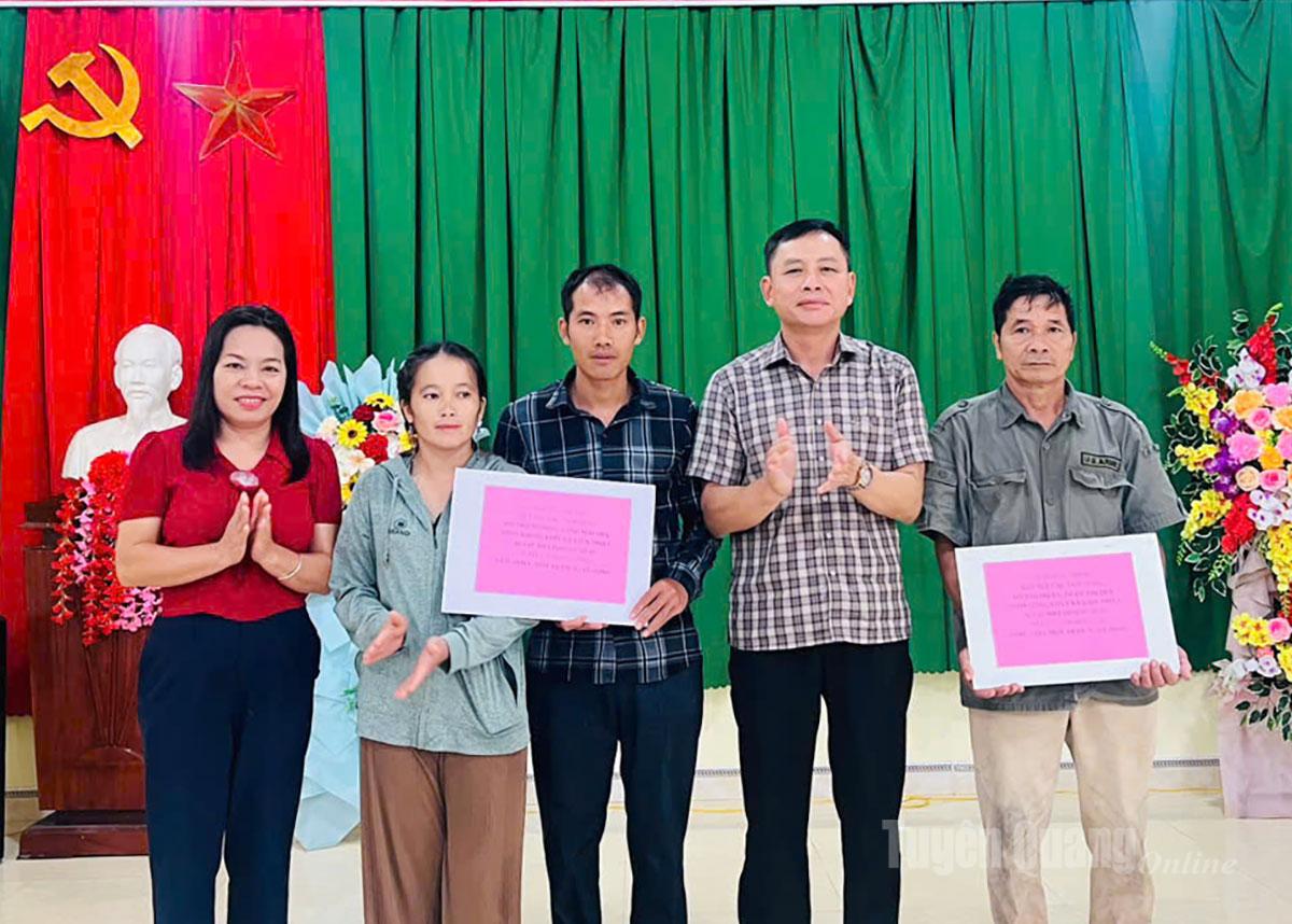 Các nhà hảo tâm tặng quà hỗ trợ cho 2 hộ dân xã Kiến Thiết, bị sập nhà do ảnh hưởng của cơn bão số 10.
