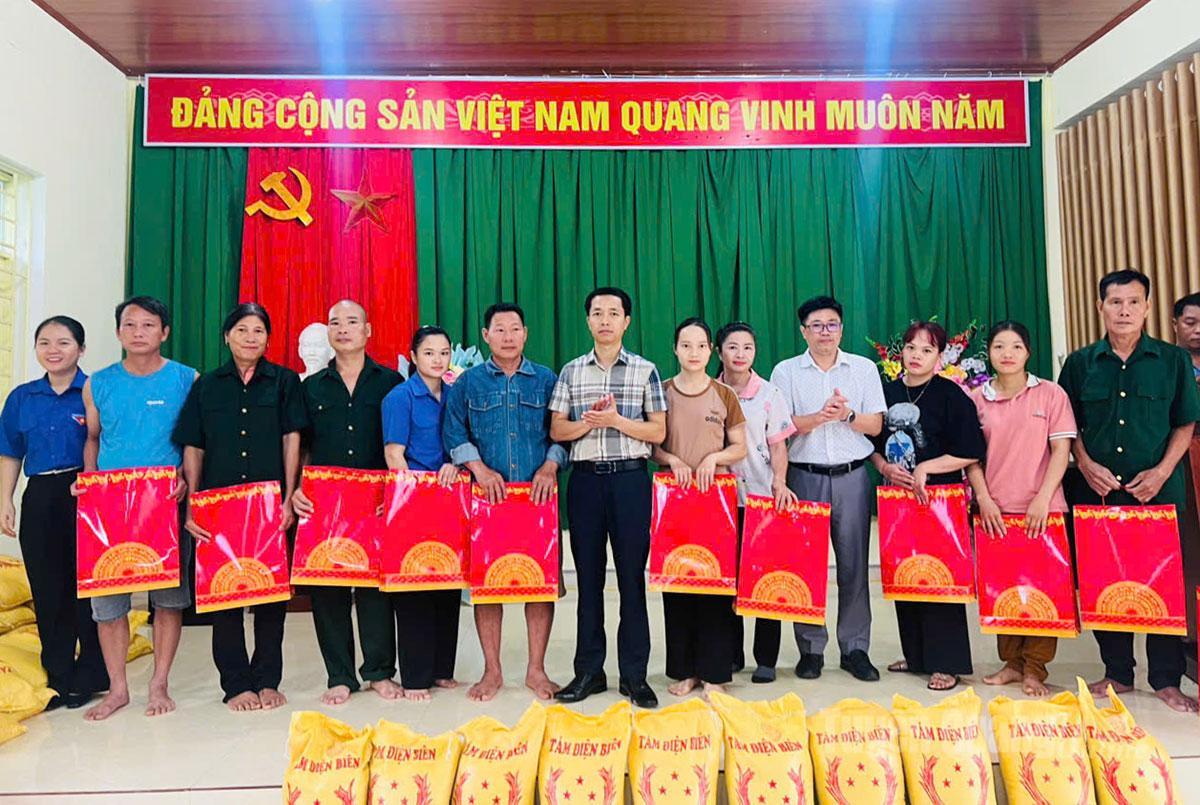 Các nhà tài trợ tặng nhu yếu phẩm cho hộ dân xã Kiến Thiết bị mất hoa màu do ảnh hưởng bởi cơn bão số 10.