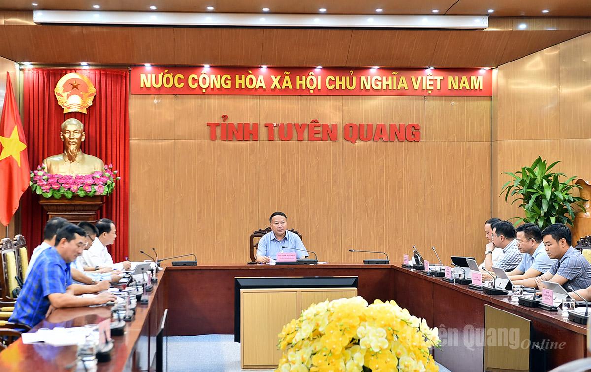 Chủ tịch UBND tỉnh Phan Huy Ngọc chủ trì cuộc họp.