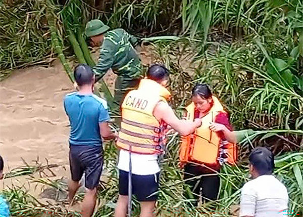 ác lực lượng, cùng người dân xã Kiến Thiết kịp thời giải cứu em học sinh bị mắc kẹt giữa dòng nước lũ.