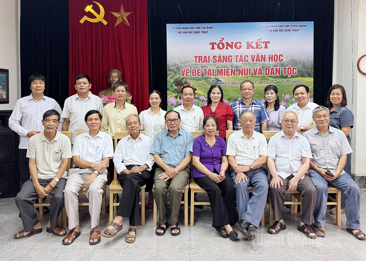 Nhiều văn nghệ sĩ dù tuổi cao vẫn tích cực tham gia Trại sáng tác văn học năm 2025.