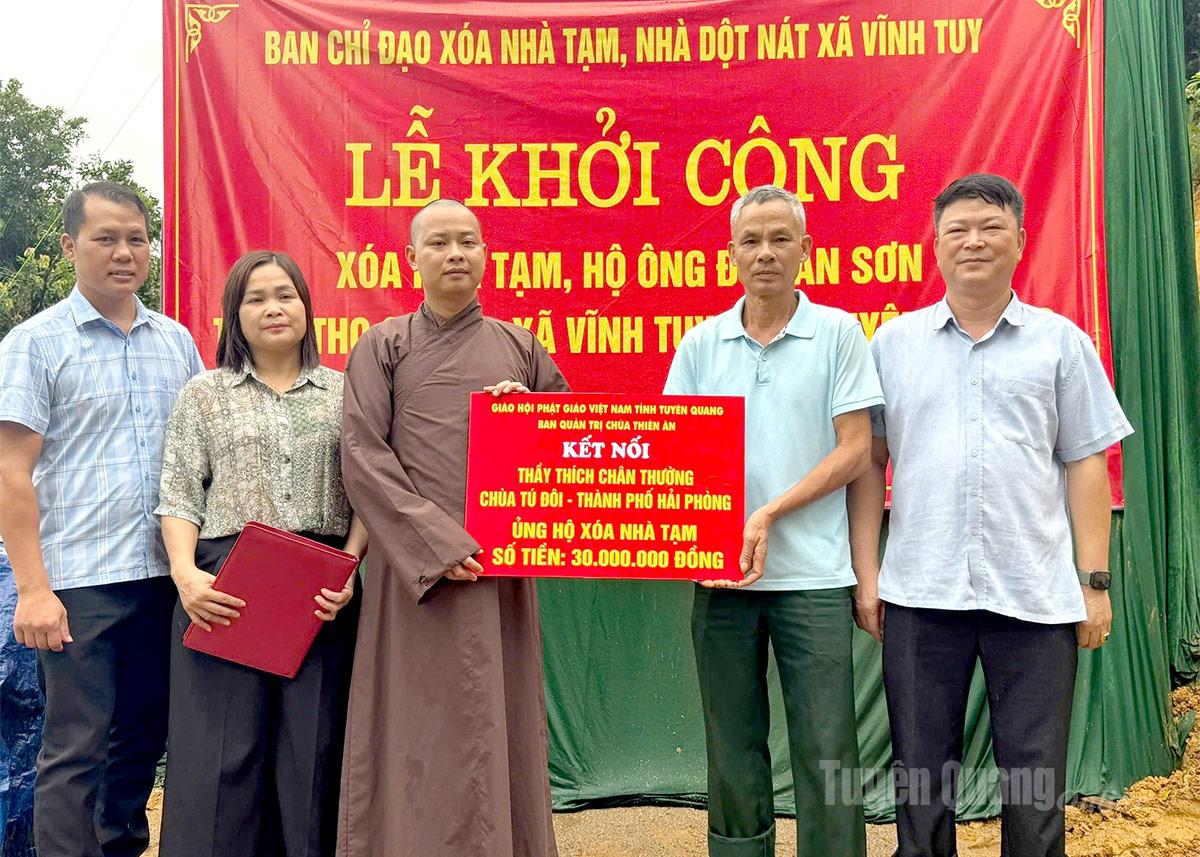 Lãnh đạo xã Vĩnh Tuy và các nhà hảo tâm trao tặng bảng tượng trưng với số tiền 30 triệu đồng cho ông Đỗ Văn Sơn.