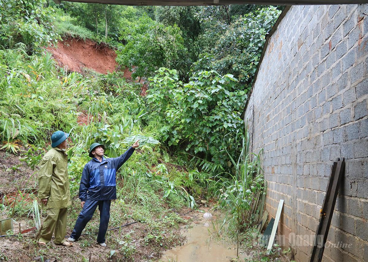 Quả đồi sau nhà của hộ dân tổ 6 Quang Trung, phường Hà Giang 2 đã bắt đầu sạt lở, tường nhà có nhiều vết nứt.