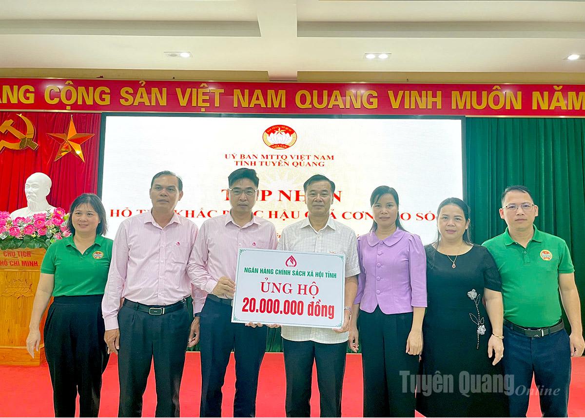 Lãnh đạo Chi nhánh Ngân hàng Chính sách xã hội tỉnh trao hỗ trợ tỉnh Tuyên Quang khắc phục hậu quả cơn bão số 10, thông qua UBMTTQ Việt Nam tỉnh.