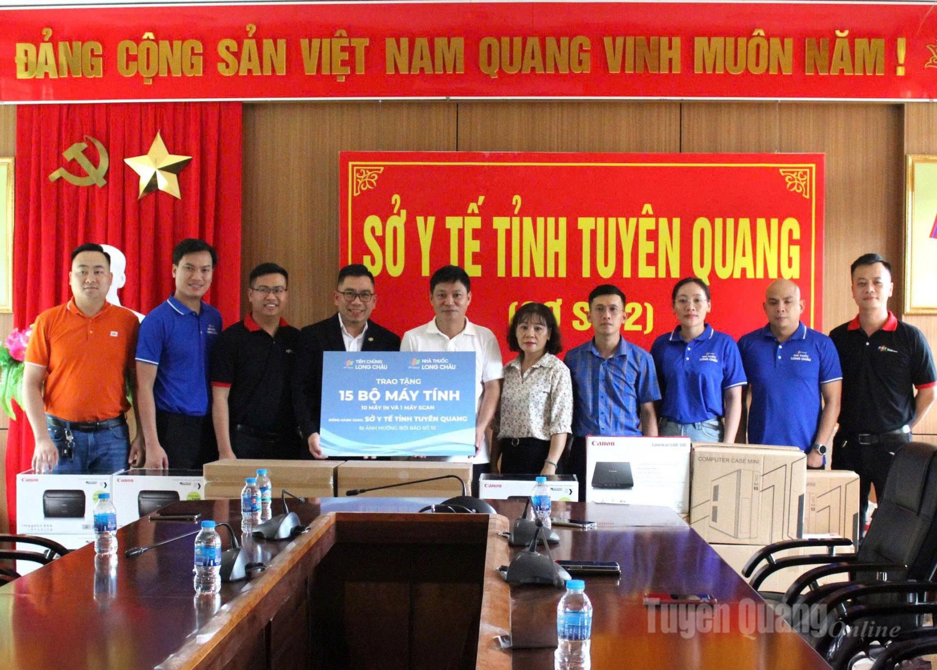 Đại diện Hệ thống nhà thuốc và tiêm chủng FPT Long Châu thuộc Tập đoàn FPT trao hỗ trợ cho Sở Y tế Tuyên Quang (cơ sở 2).