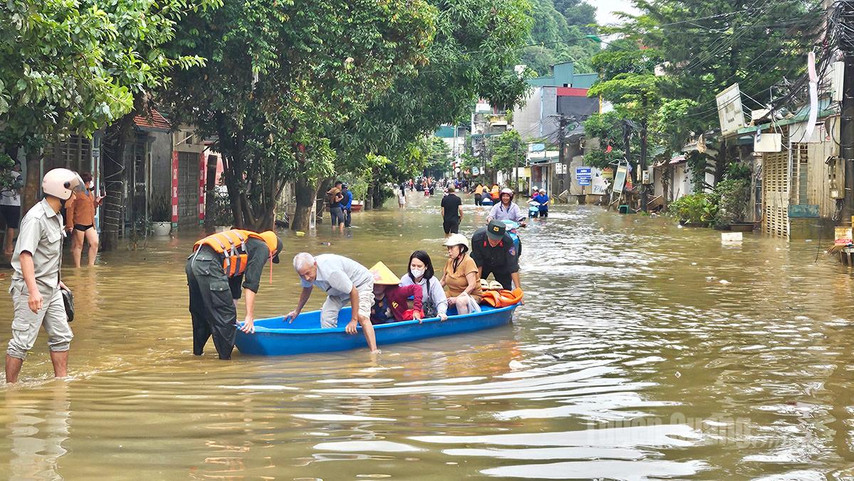 Lực lương Công an dùng thuyền chuyền chuyên dụng hỗ trợ người dân di chuyển đoạn đường Minh Khai, phường Hà Giang 2