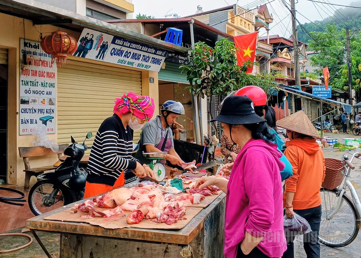  Giá cả thực phẩm sau lũ ở các chợ trên địa bàn phường Hà Giang 1 và 
Hà Giang 2 không có biến động nhiều.