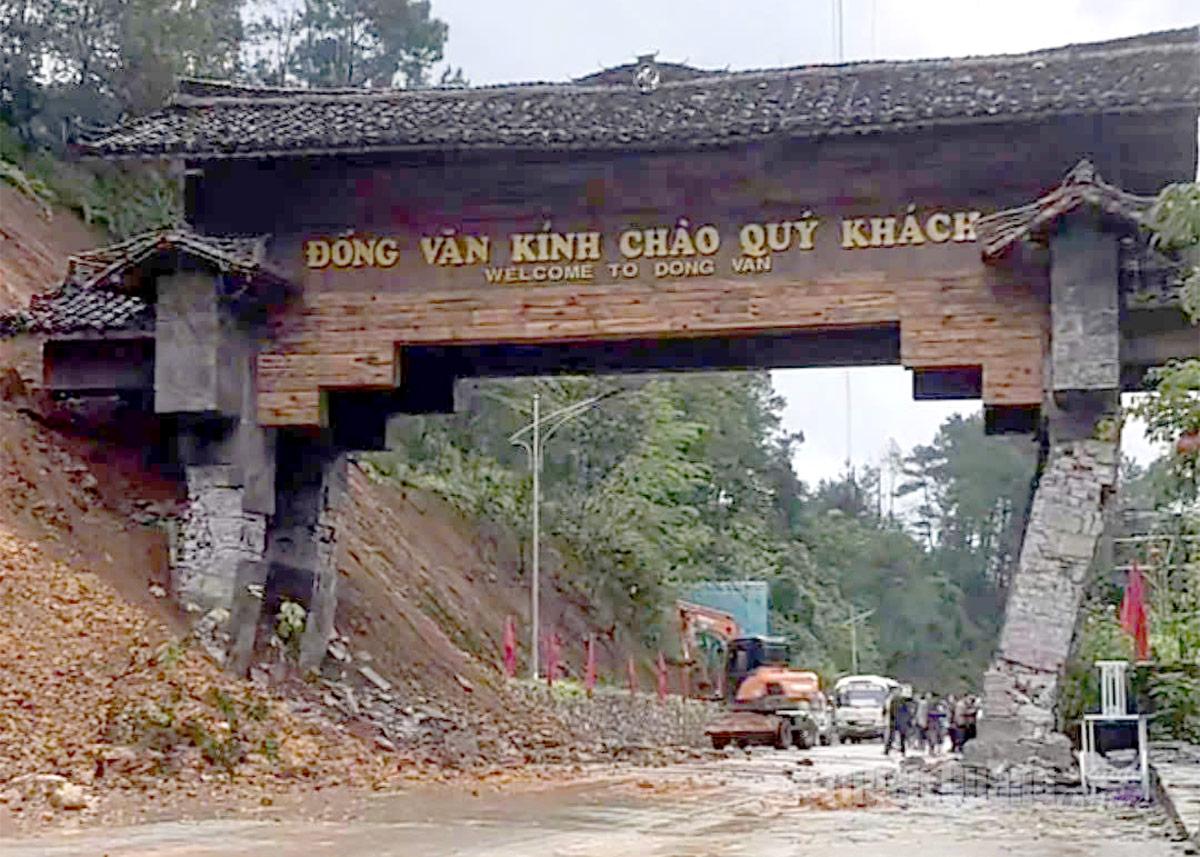 Mưa lớn gây sạt lở đất làm sập hoàn toàn Cổng chào xã Đồng Văn.