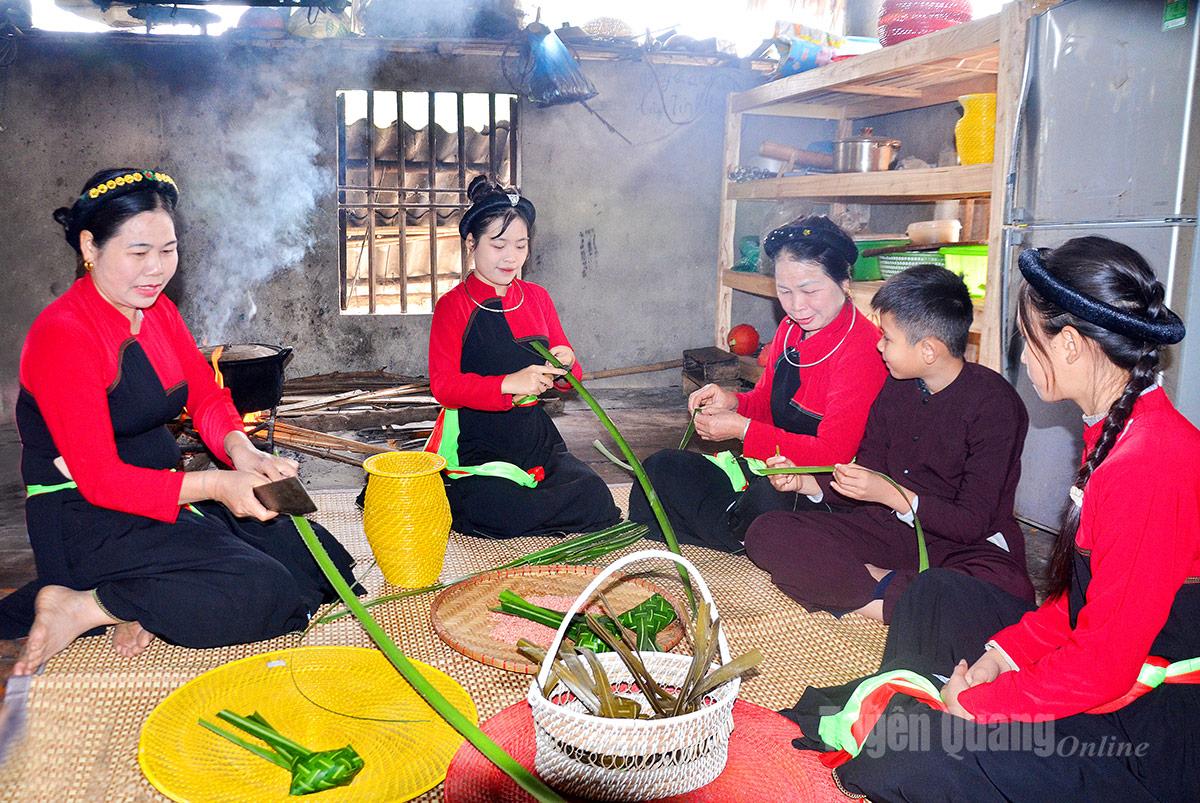 Không khí ấm cúng, quây quần của gia đình chị Duyên cùng nhau gói những chiếc bánh chim gâu cho ngày lễ đặc biệt.