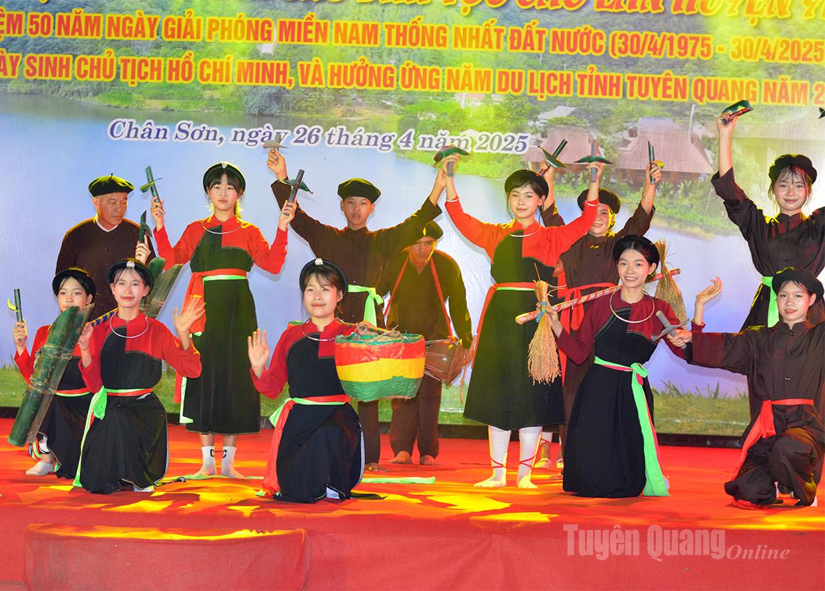 Cháu Kim Khánh (ở giữa) biểu diễn trong chương trình văn nghệ “Gìn giữ bản sắc dân tộc Cao Lan”.