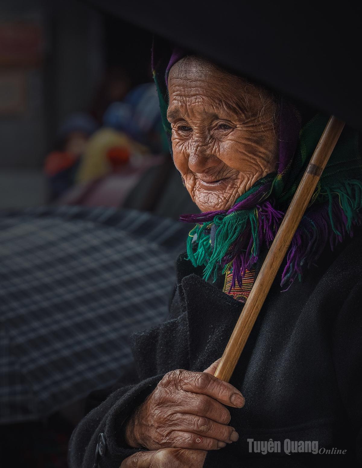 Cụ già đi chợ sớm ở chợ Đồng Văn, xã Đồng Văn.
