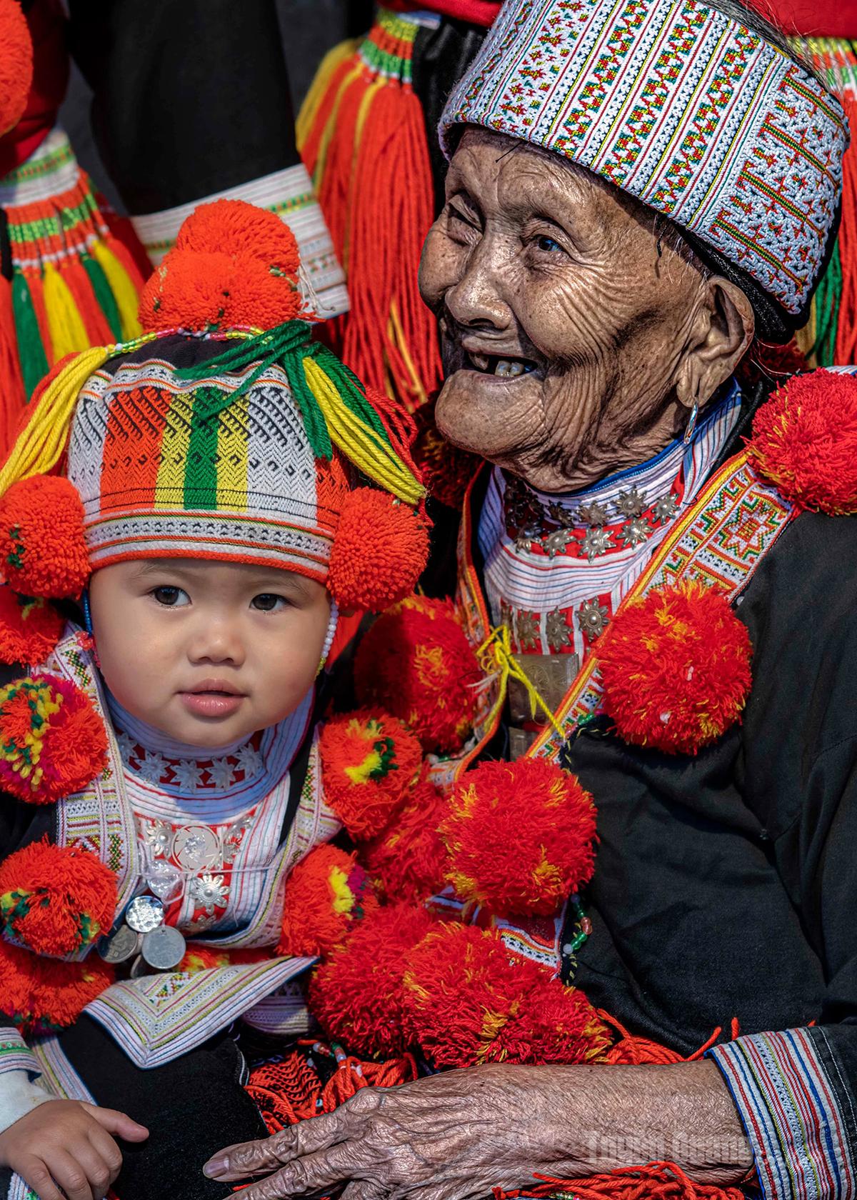 Niềm vui của cụ già Bản Lục, xã Hồng Thái.
