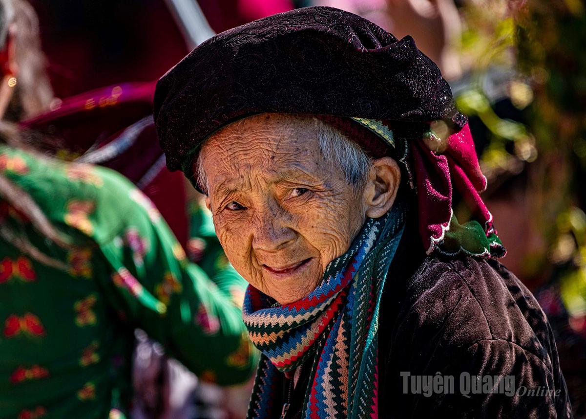 Cụ ông đi chợ sớm ở xã Thàng Tín.