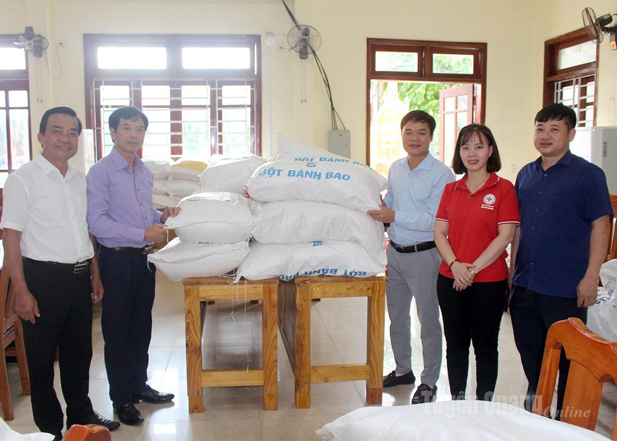 Hội Chữ Thập đỏ tỉnh và Hiệp hội Doanh nghiệp tỉnh trao hơn 3 tấn gạo hỗ trợ người dân xã Minh Ngọc.