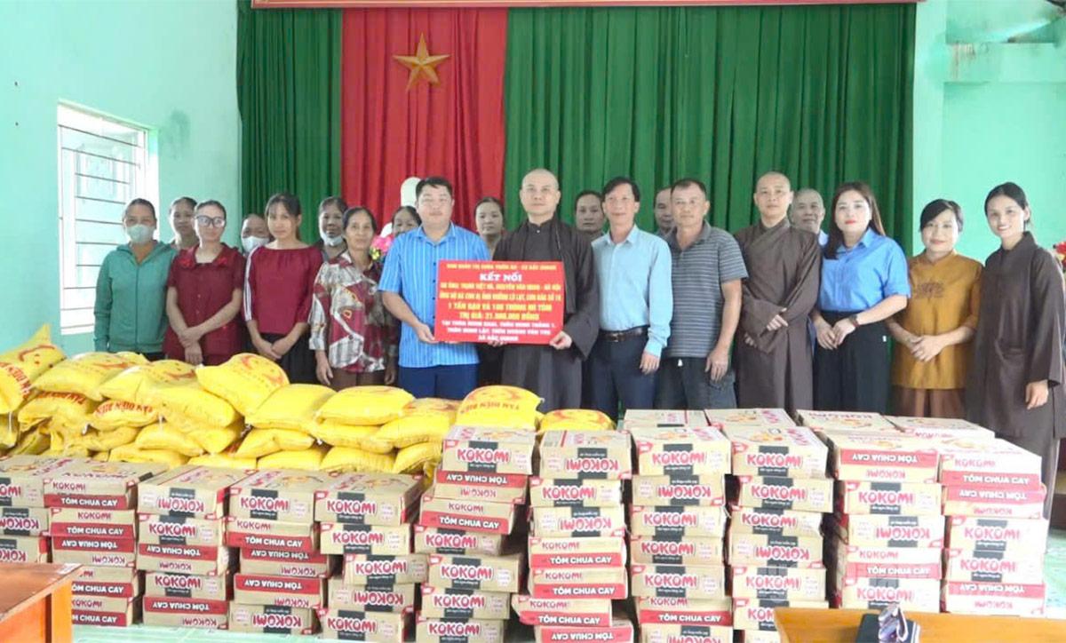 Ban Trị sự chùa Thiên Ân và các nhà hảo tâm tại Hà Nội trao quà cho người dân bị ảnh hưởng bởi bão lũ tại xã Bắc Quang.