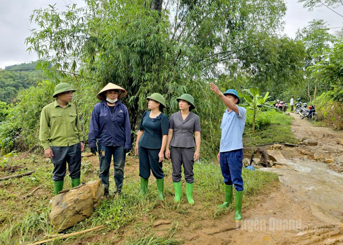 Trưởng đoàn ĐBQH chuyên trách tỉnh Lý Thị Lan kiểm tra tình hình thiệt hại và công tác khắc phục hậu quả thiên tai trên địa bàn xã Xuân Vân.