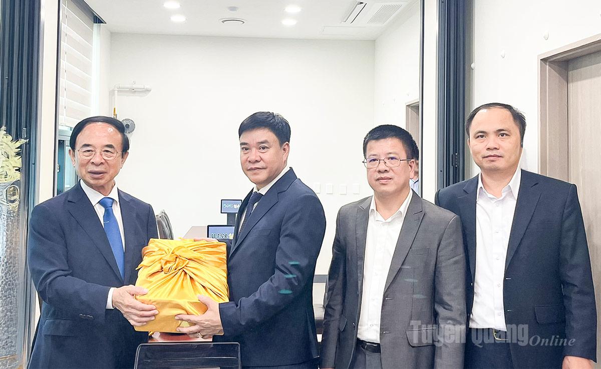 Phó Chủ tịch UBND tỉnh Hoàng Gia Long tặng quà cho lãnh đạo huyện Imsil.
