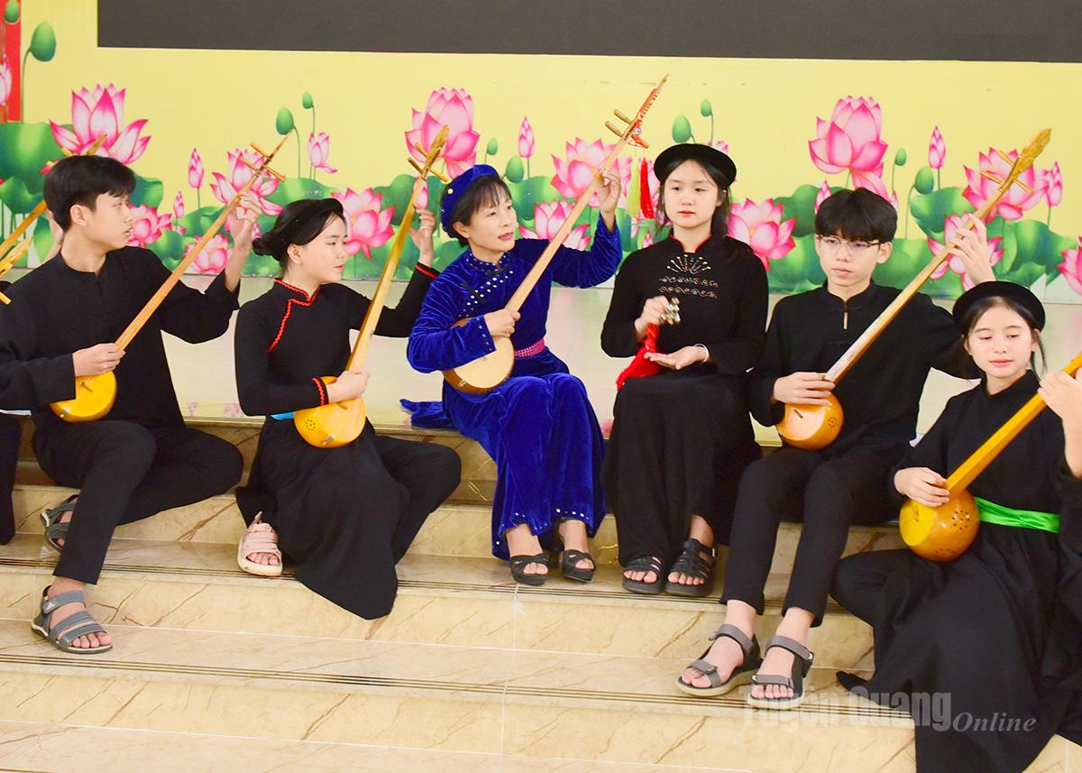 Giáo viên Trường Phổ thông Dân tộc nội trú THPT tỉnh dạy học sinh đánh đàn Tính, hát Then giữ gìn văn hóa dân tộc.