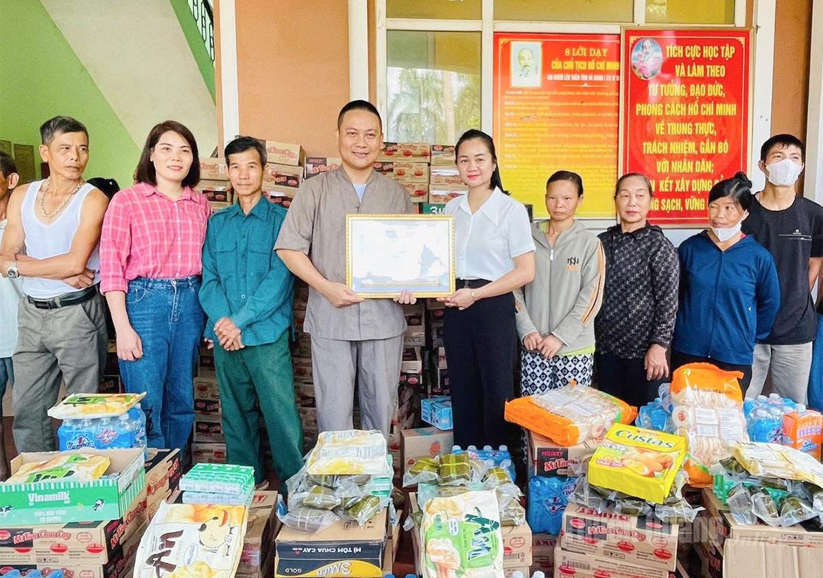 Đoàn từ thiện tỉnh Đắk Lắk trao quà hỗ trợ người dân xã Vị Xuyên bị ảnh hưởng sau bão số 10.
