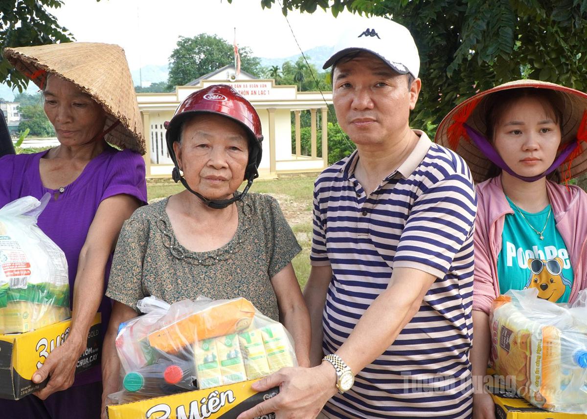 Chủ tịch Hiệp hội Doanh nghiệp tỉnh Nguyễn Hữu Thập trao quà hỗ trợ người dân xã Xuân Vân bị thiệt hại do mưa lũ.