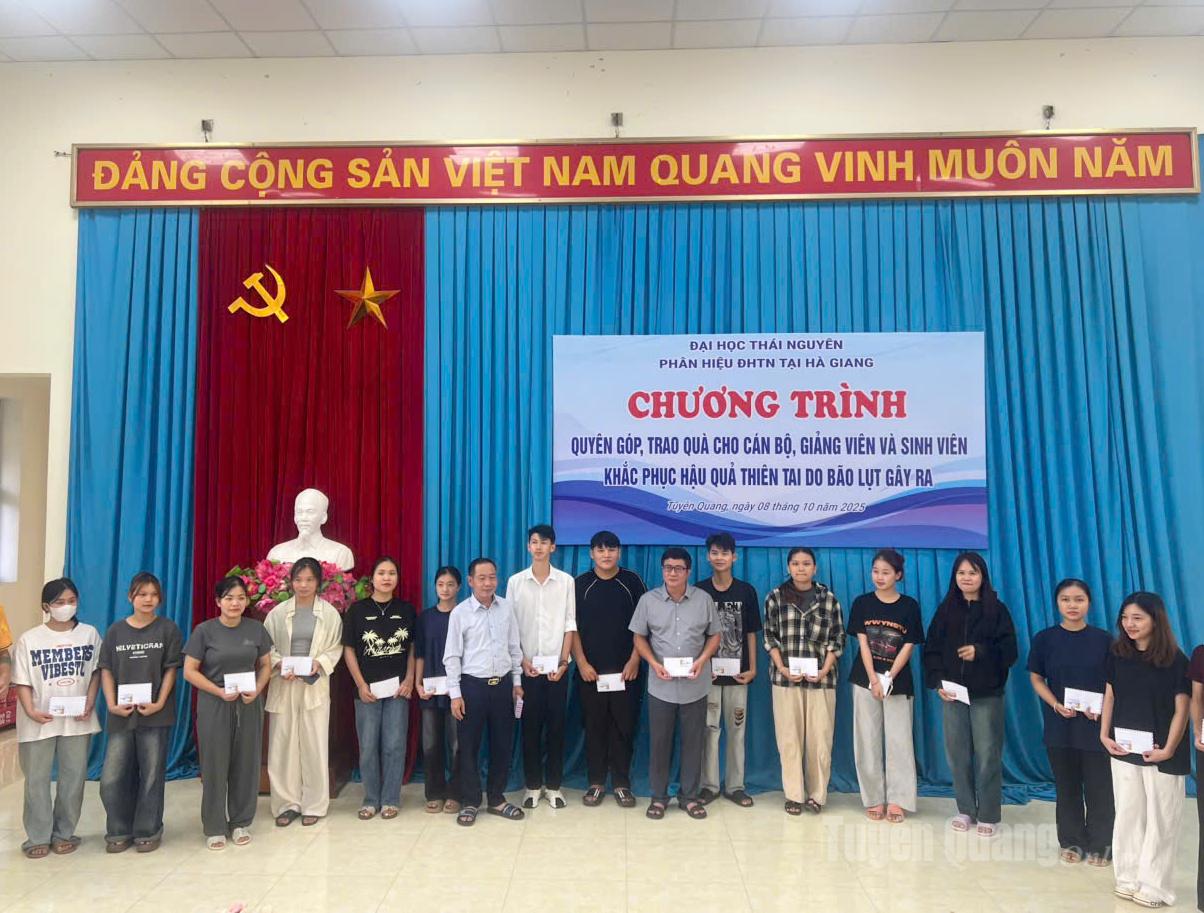 Lãnh đạo Hội Văn học Nghệ thuật tỉnh tặng quà sinh viên Phân hiệu Đại học Thái Nguyên tại Hà Giang bị ảnh hưởng do mưa lũ.