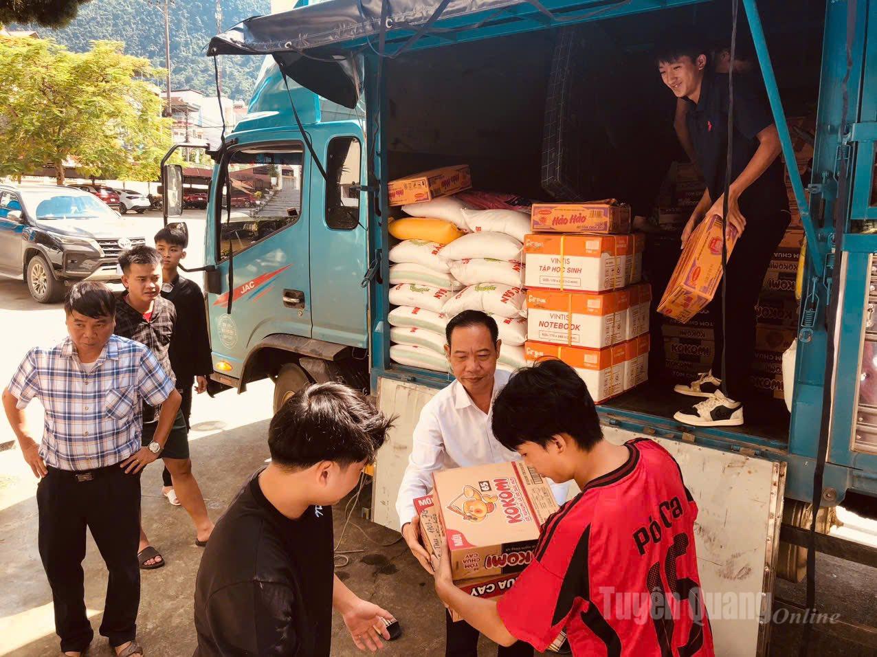 Hội Văn học Nghệ thuật tỉnh và các mạnh thường quân tặng hơn 5 tấn hàng gồm các nhu yếu phẩm cho sinh viên Phân hiệu Đại học Thái Nguyên tại Hà Giang bị ảnh hưởng do mưa lũ.
