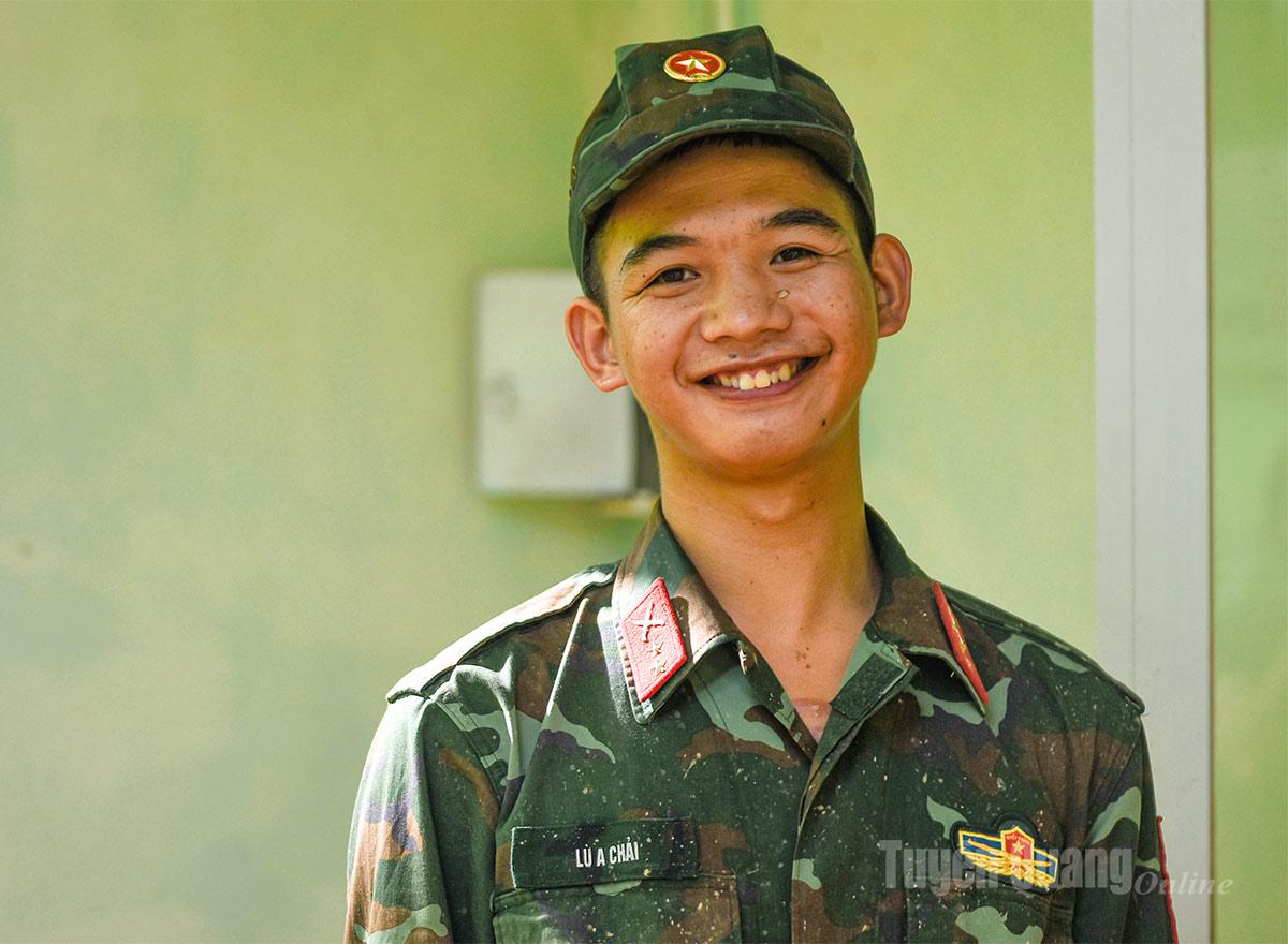 Sau những ngày căng mình, họ vẫn giữ nụ cười giản dị mà vững vàng như màu áo xanh họ khoác trên vai.