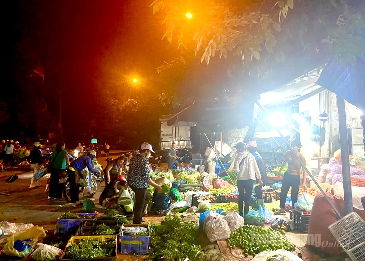 Most of the vendors come from localities such as Quan Ba, Vi Xuyen, and Ha Giang Wards 1 and 2. These areas are known for vegetable cultivation.
