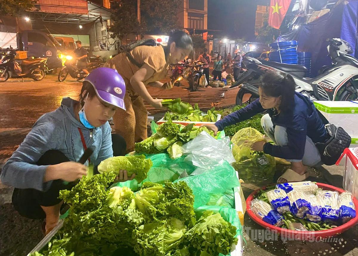 A wide variety of vegetables and fruits from growing areas both inside and outside Tuyen Quang province are brought here.