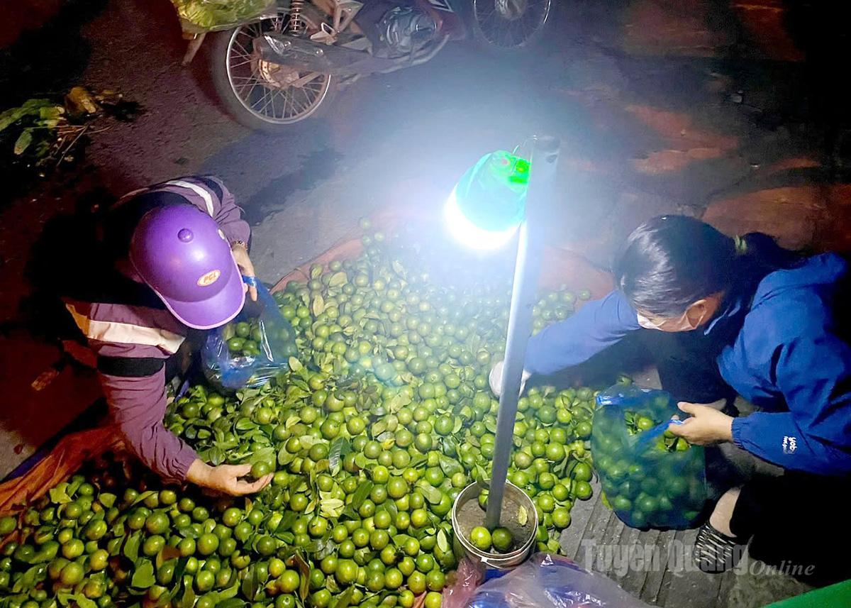 Women seem to make up the majority of this early morning market, a symbol of diligence and hard work.