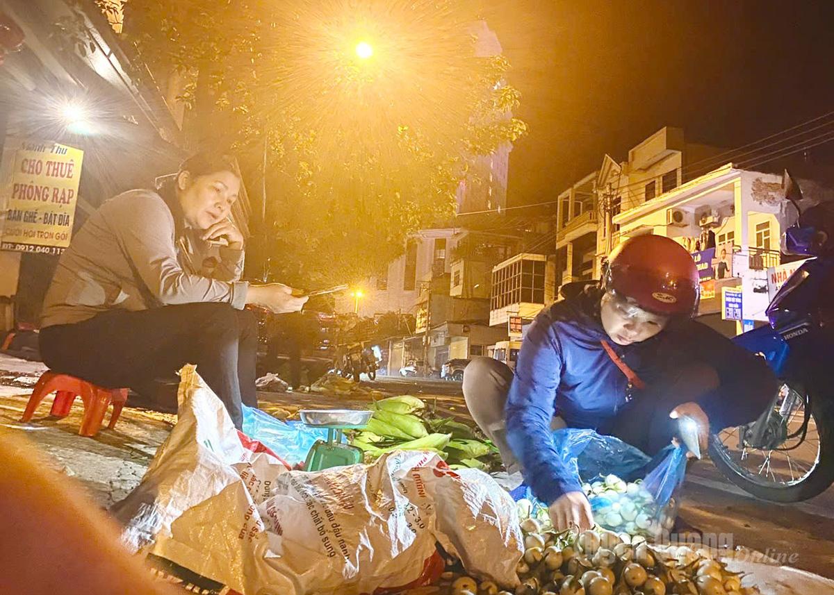 The lights of the night market illuminate not only the vegetables but also the perseverance and hope for a brighter tomorrow.