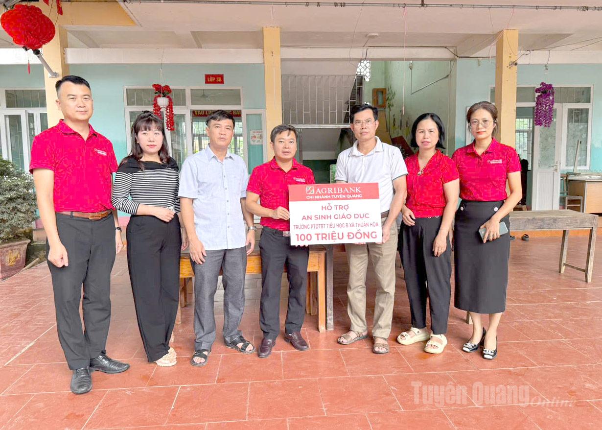 Lãnh đạo Agribank Tuyên Quang trao hỗ trợ trường Phổ thông Dân tộc bán trú Tiểu học B Thuận Hòa, xã Thuận Hòa khắc phục hậu quả mưa lũ.