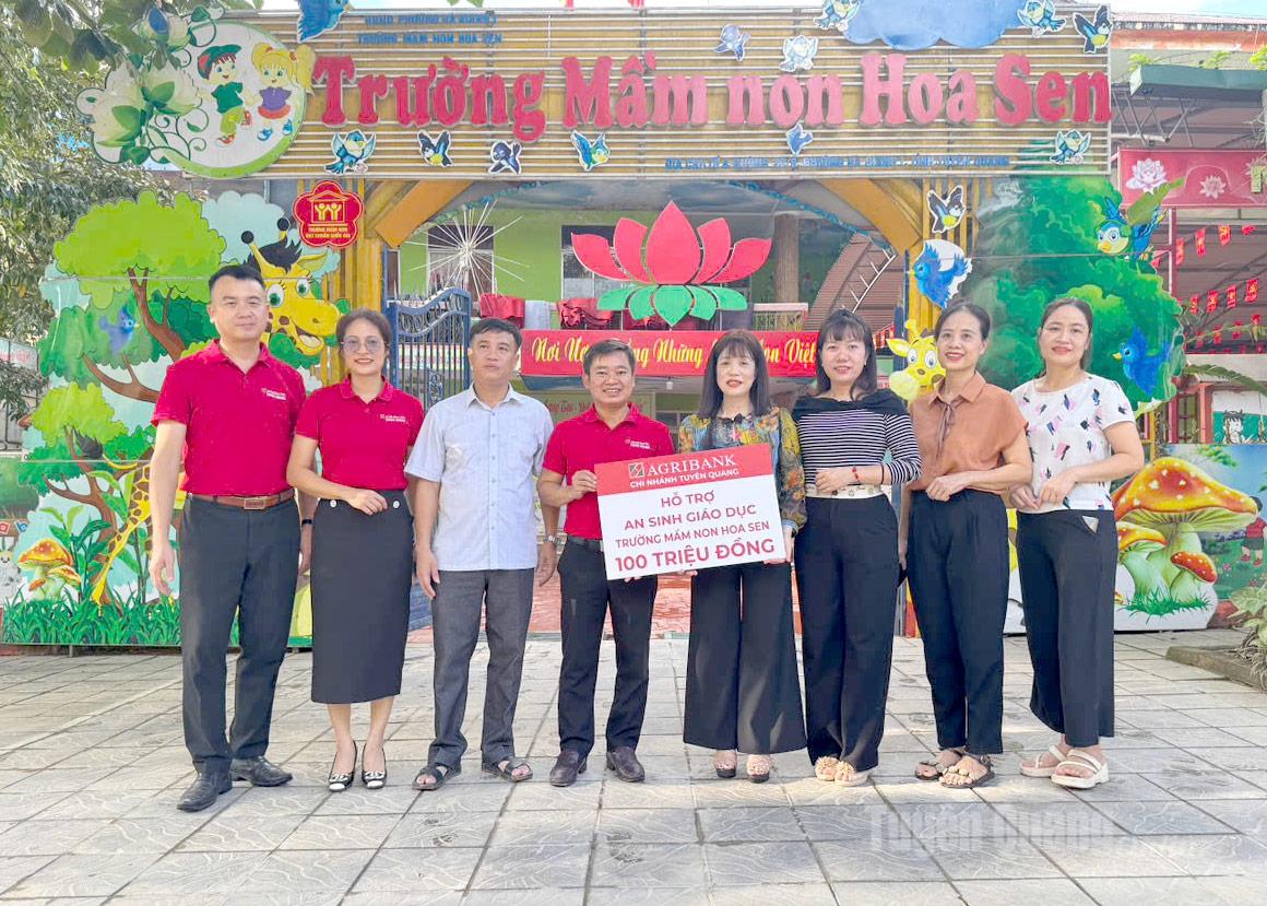 Lãnh đạo Agribank Tuyên Quang trao hỗ trợ trường Mầm non Hoa Sen, phường Hà Giang 1 khắc phục hậu quả mưa lũ.